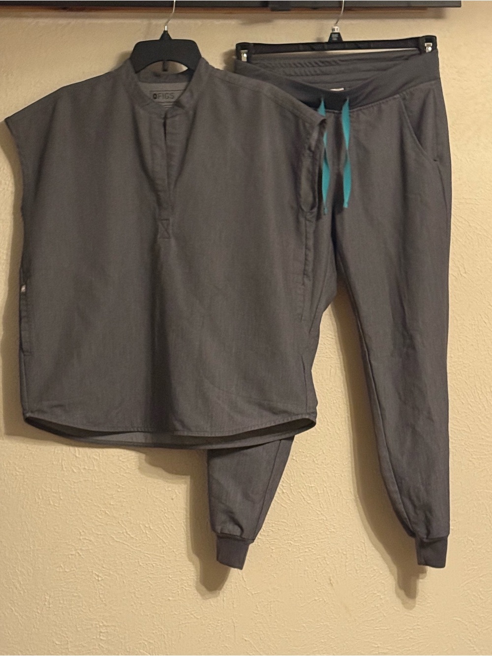 Women’s gray scrubs Figs size small